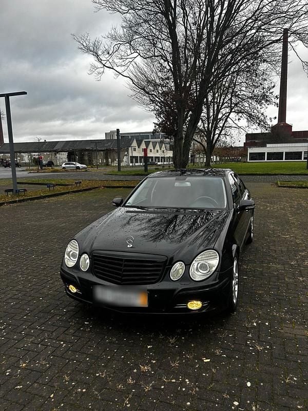Schwarz Gebraucht 2006 Mercedes E220 Avantgarde Limousine | 6.200 € (Etwas zu teuer) - Bild 1/4