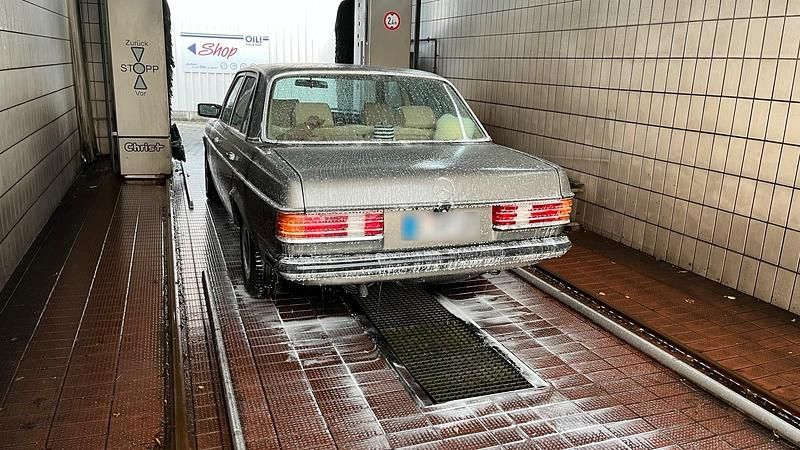 Gebraucht Mercedes E230 136 PS (100 kW) 1982 Grau Limousine