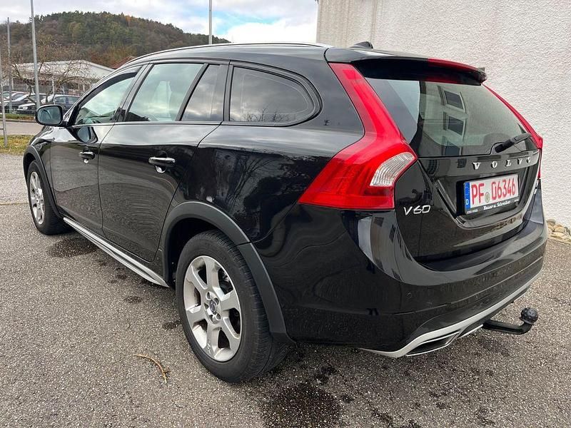 Gebraucht Volvo V60 CC Summum 190 PS (139 kW) 2016 Schwarz Kombi