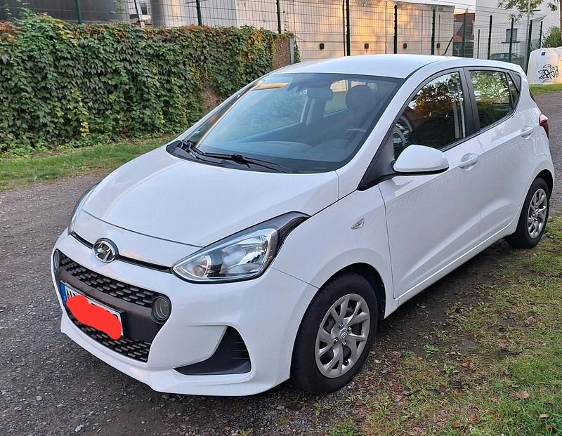 Weiß Gebraucht 2019 Hyundai i10 Trend Kleinwagen | 8.150 € (Guter Preis) - Bild 1/4