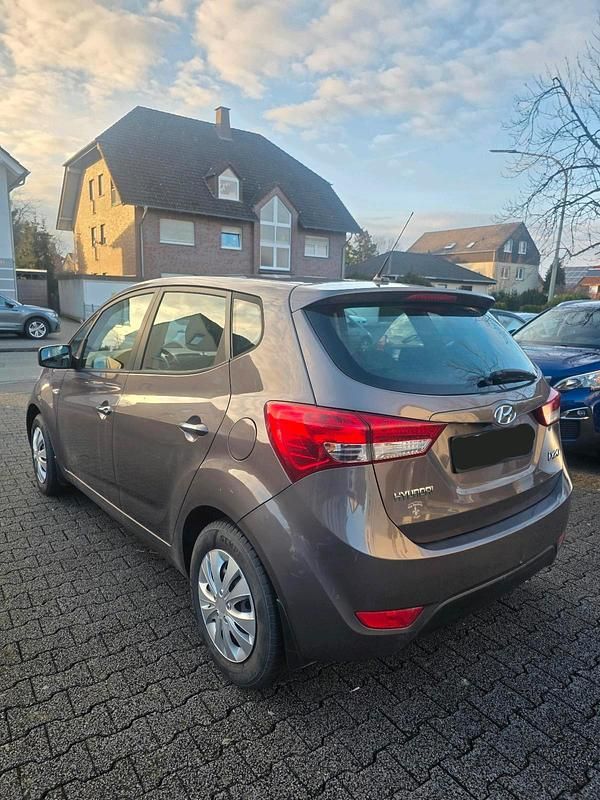 Gebraucht Hyundai ix20 90 PS (66 kW) 2014 Braun Kleinwagen