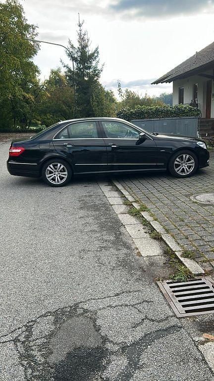 Schwarz Gebraucht 2009 Mercedes E250 Avantgarde Limousine | 10.000 € (Guter Preis) - Bild 1/4