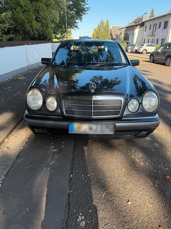 Grau Gebraucht 1996 Mercedes E280 Limousine | 3.800 € (Fairer Preis) - Bild 1/4