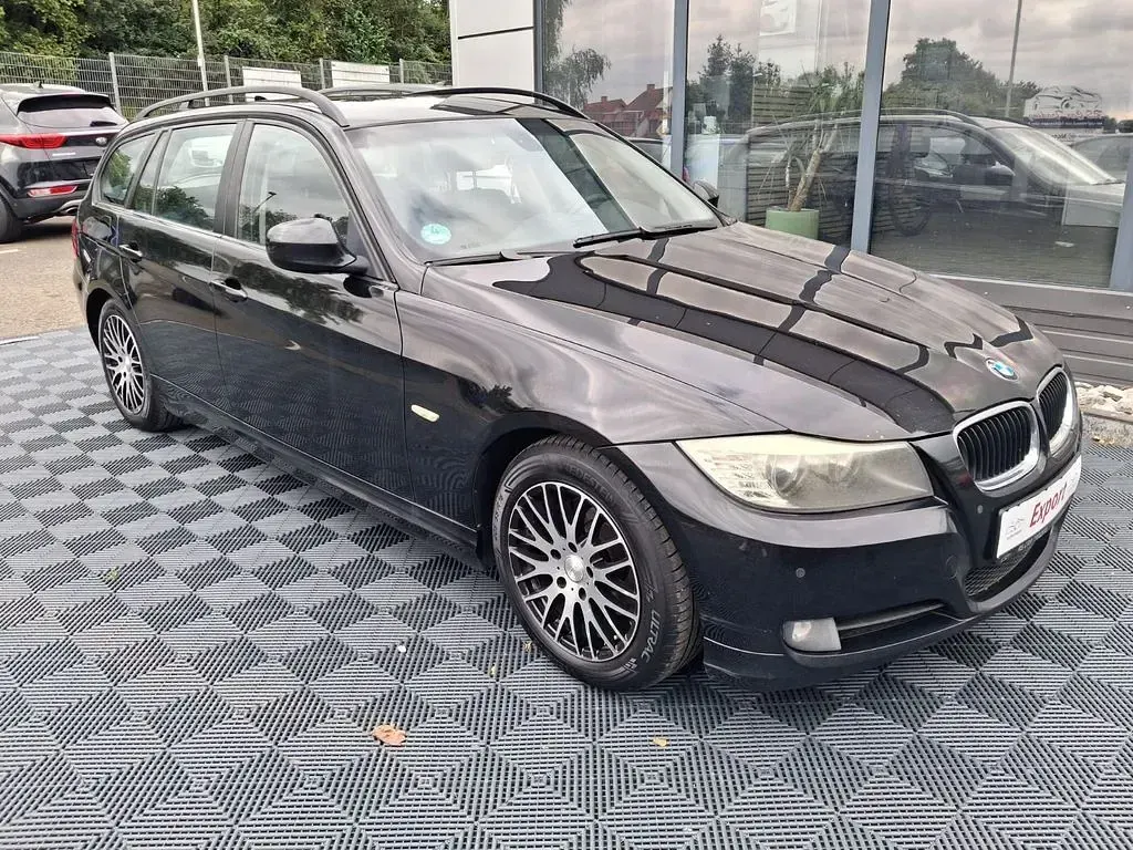 Gebraucht BMW 320 177 PS (130 kW) 2009 Schwarz Kombi