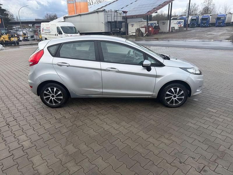 Gebraucht Ford Fiesta Ambiente 60 PS (44 kW) 2010 Silber Kleinwagen