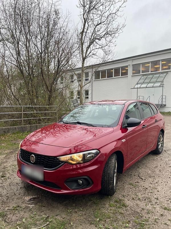 Gebraucht Fiat Tipo 95 PS (69 kW) 2019 Rot Kombi