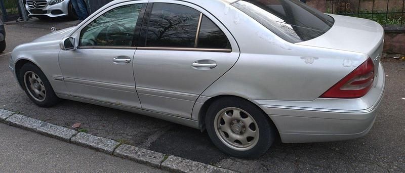 Second-hand Mercedes 220 143 CP (105 kW) 2000 Argintiu Berlinǎ