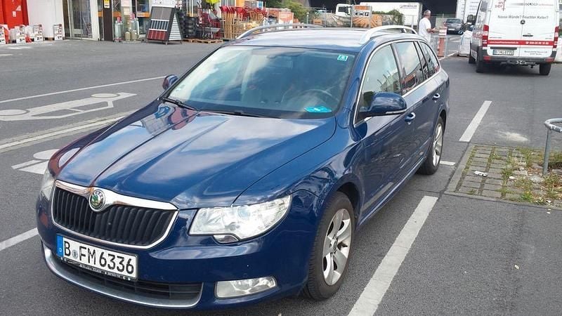 Blau Gebraucht 2012 Skoda Superb Active Kombi | 3.650 € (Fairer Preis) - Bild 1/4