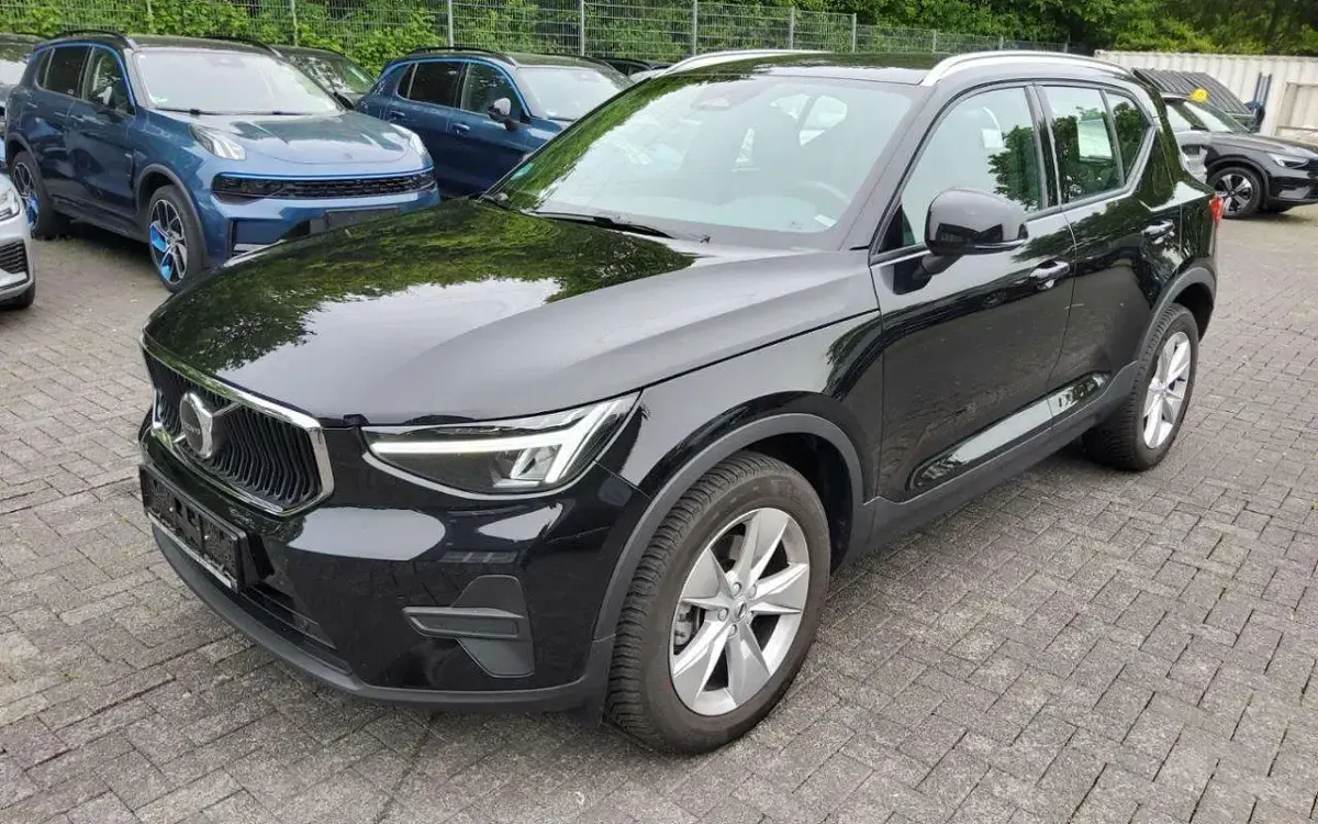 Gebraucht Volvo XC40 Core 197 PS (144 kW) 2024 Schwarz onyx black / metallic SUV
