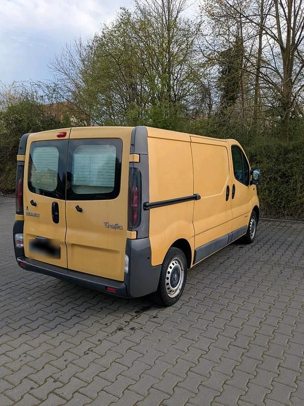 Second-hand Renault Trafic 81 CP (59 kW) 2004 Galben Monovolum
