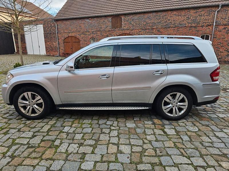 Silber Gebraucht 2011 Mercedes GL450 SUV | 18.500 € (Fairer Preis) - Bild 1/4