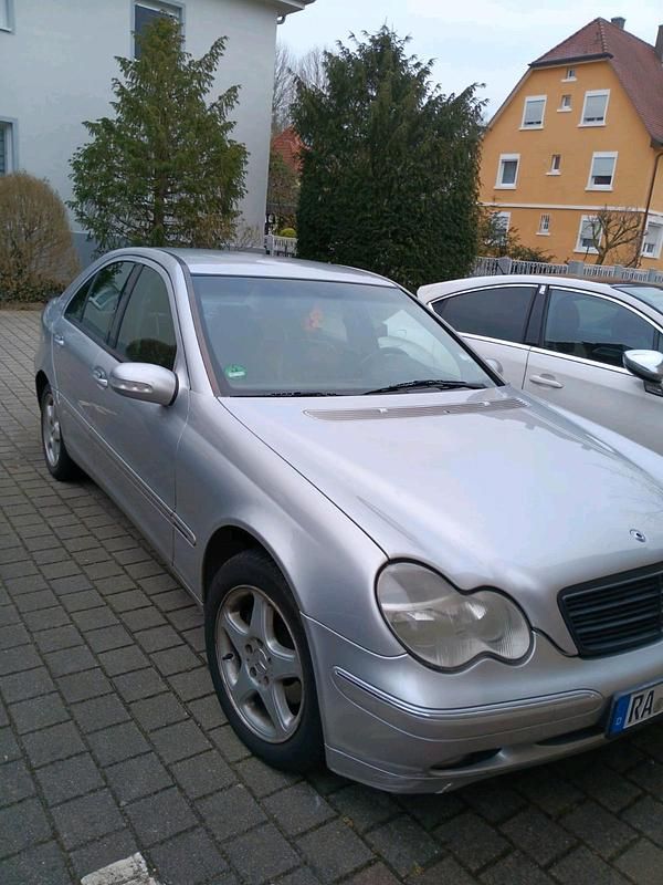 Grau Gebraucht 2001 Mercedes C200 Limousine | 2.500 € - Bild 1/4