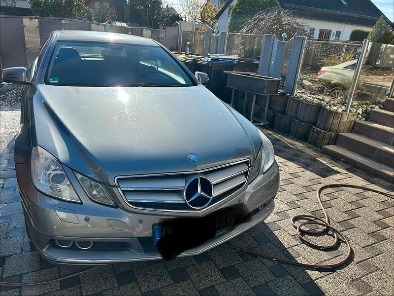 Grau Gebraucht 2009 Mercedes E250 Coupé | 9.999 € (Fairer Preis) - Bild 1/4