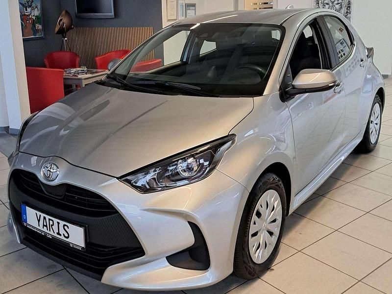 Silber Gebraucht 2023 Toyota Yaris Comfort Limousine | 15.850 € (Fairer Preis) - Bild 1/4