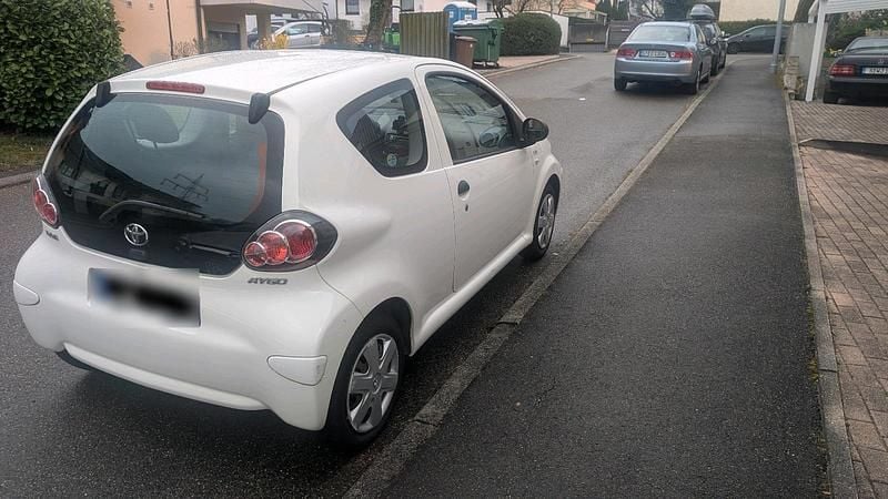 Gebraucht Toyota Aygo 68 PS (50 kW) 2010 Weiß Kleinwagen