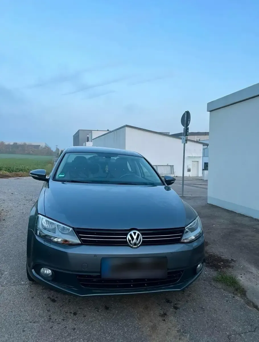 Gebraucht VW Jetta 105 PS (77 kW) 2011 Grau Limousine