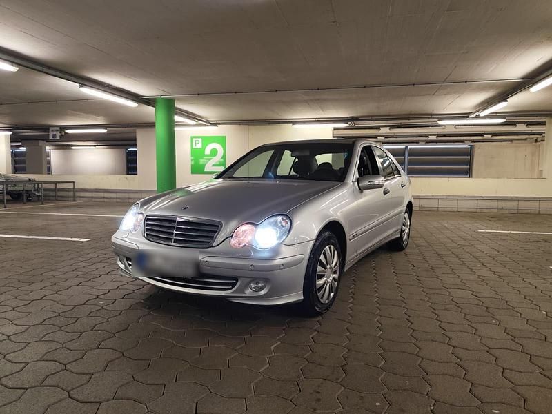 Silber Gebraucht 2004 Mercedes C200 Elegance Limousine | 5.499 € (Etwas zu teuer) - Bild 1/4