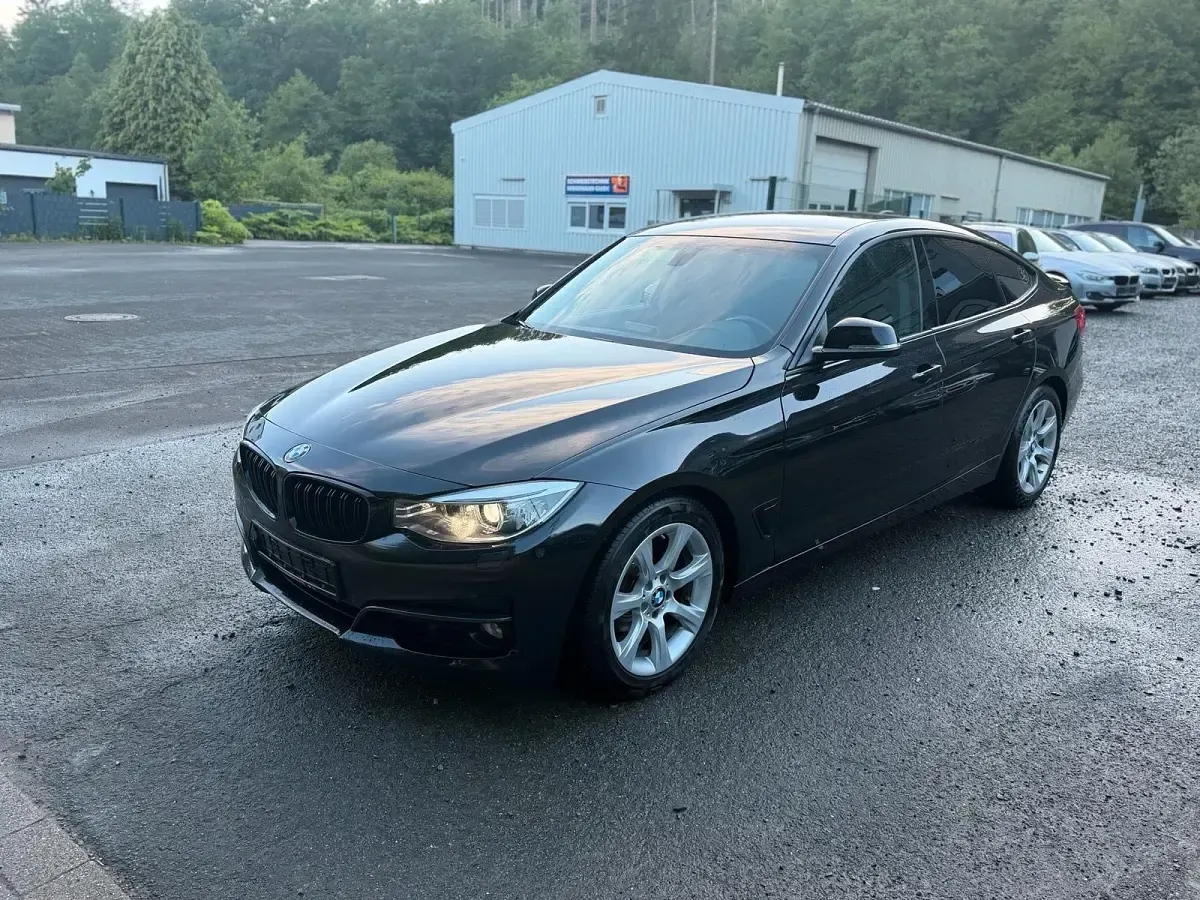 Gebraucht BMW 318 143 PS (105 kW) 2015 Schwarz Limousine