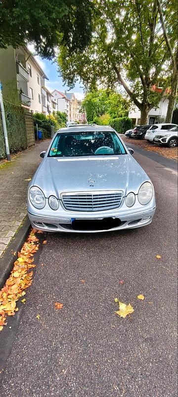 Silber Gebraucht 2002 Mercedes E220 Limousine | 2.400 € (Fairer Preis) - Bild 1/4