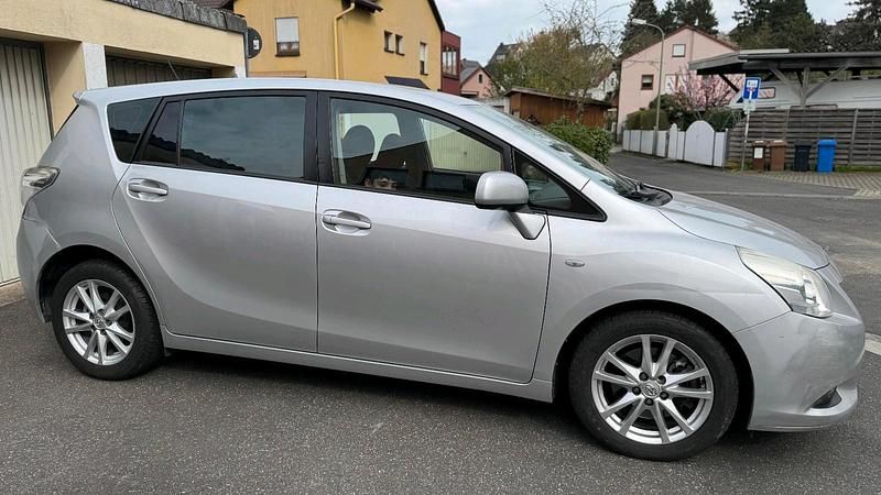 Gebraucht Toyota Verso 150 PS (110 kW) 2009 Silber Van / Kleinbus