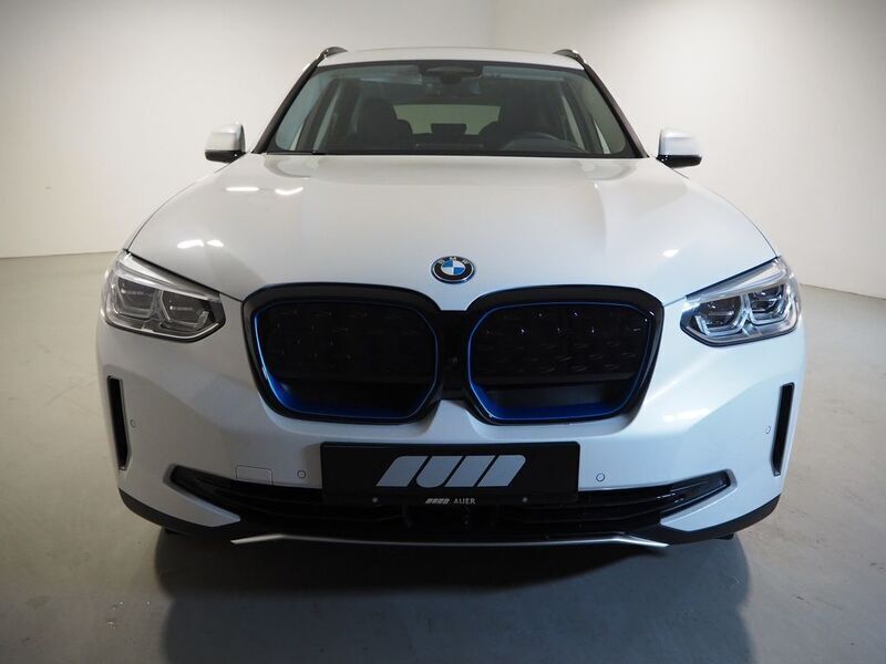 Gebraucht BMW iX3 Impressive 210 kW (286 PS) 2021 Mineralweiß metallic SUV