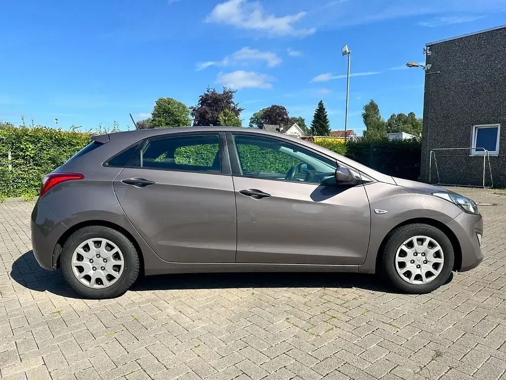 Gebraucht Hyundai i30 Classic 99 PS (72 kW) 2014 Braun Limousine