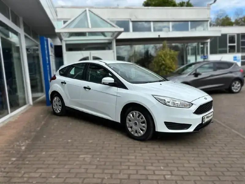 Gebraucht Ford Focus Ambiente 101 PS (74 kW) 2016 Weiß Limousine