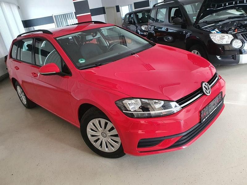 Gebraucht VW Golf VII Trendline 116 PS (85 kW) 2018 Rot Kombi