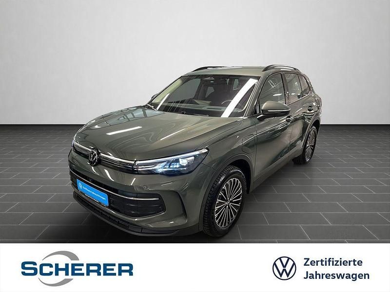 Cipressinogrün metallic (metallic) Gebraucht 2025 VW Tiguan Life SUV | 44.800 € (Fairer Preis) - Bild 1/3