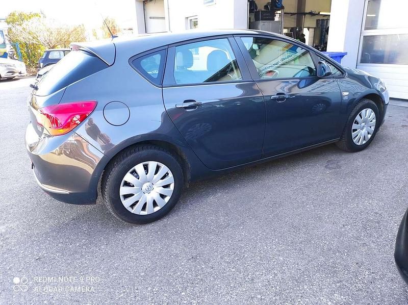 Gebraucht Opel Astra Selection 116 PS (85 kW) 2015 Plat.anthr./rogrey/0j:silbergr Kleinwagen