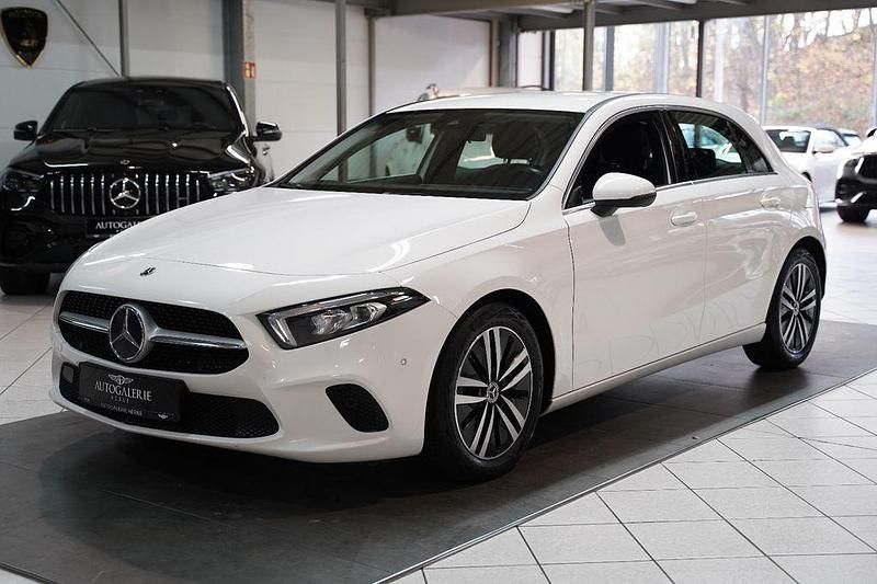Weiß Gebraucht 2022 Mercedes A180 Advanced Limousine | 19.900 € (Teuer) - Bild 1/4