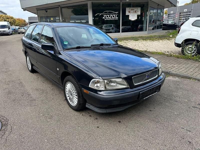 Schwarz Gebraucht 2000 Volvo V40 Kombi | 2.350 € (Fairer Preis) - Bild 1/4