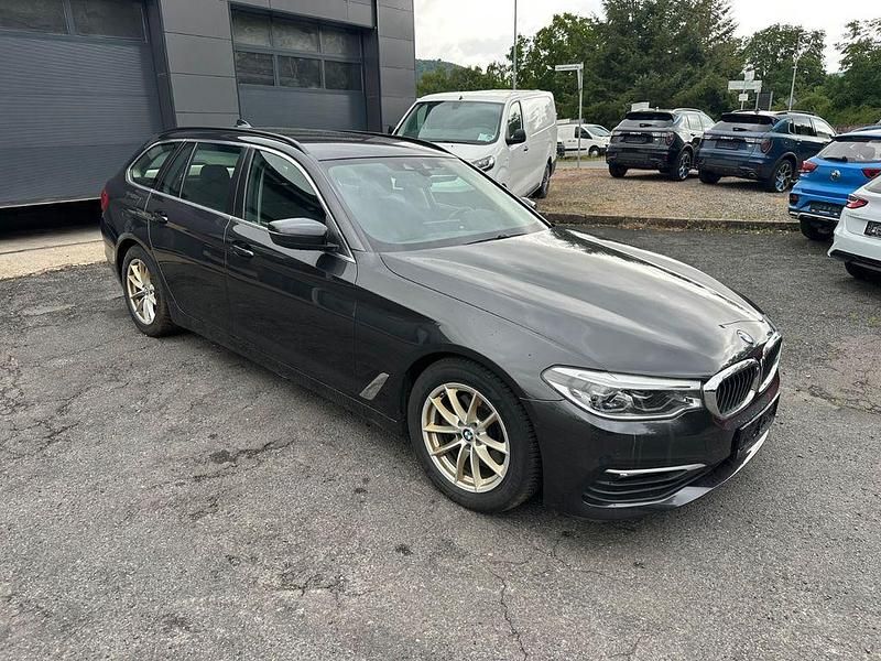 Grau Gebraucht 2019 BMW 520 Performance Kombi | 19.999 € (Superpreis) - Bild 1/4