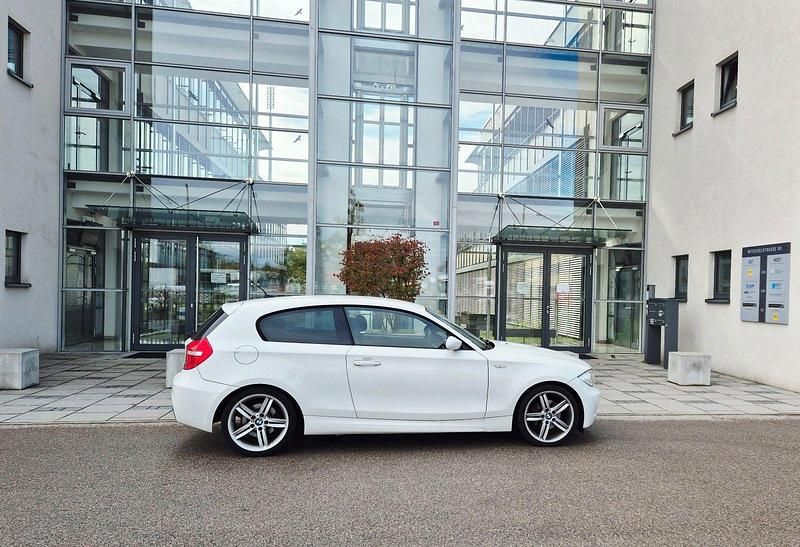 Weiß Gebraucht 2008 BMW 120 Coupé M Sport Coupé | 4.900 € (Fairer Preis) - Bild 1/4