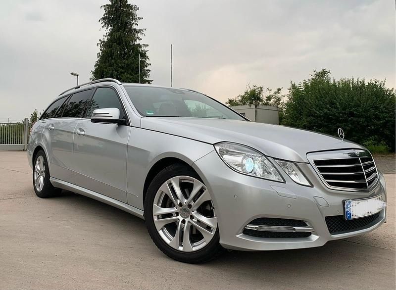 Silber Gebraucht 2012 Mercedes E200 Avantgarde Kombi | 11.500 € (Fairer Preis) - Bild 1/4