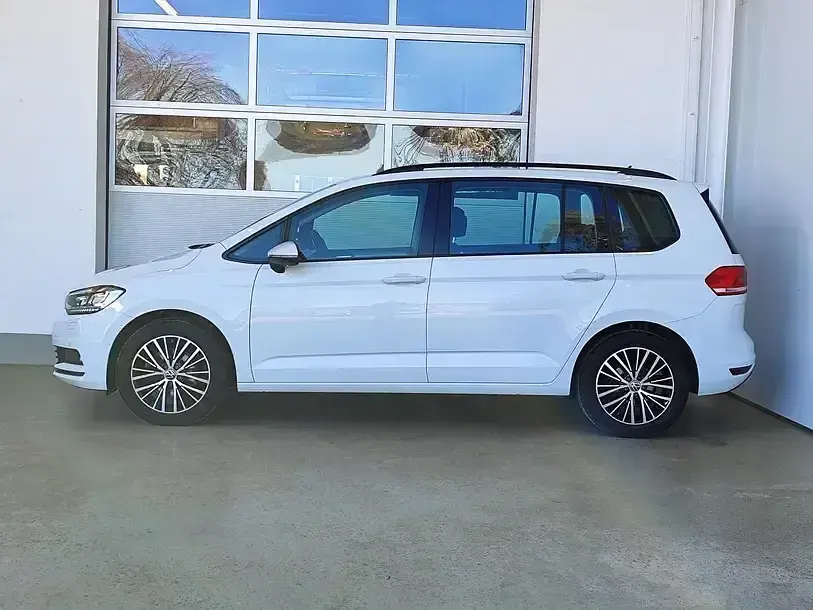 Gebraucht VW Touran Comfortline 122 PS (89 kW) 2022 Pure white Van / Kleinbus