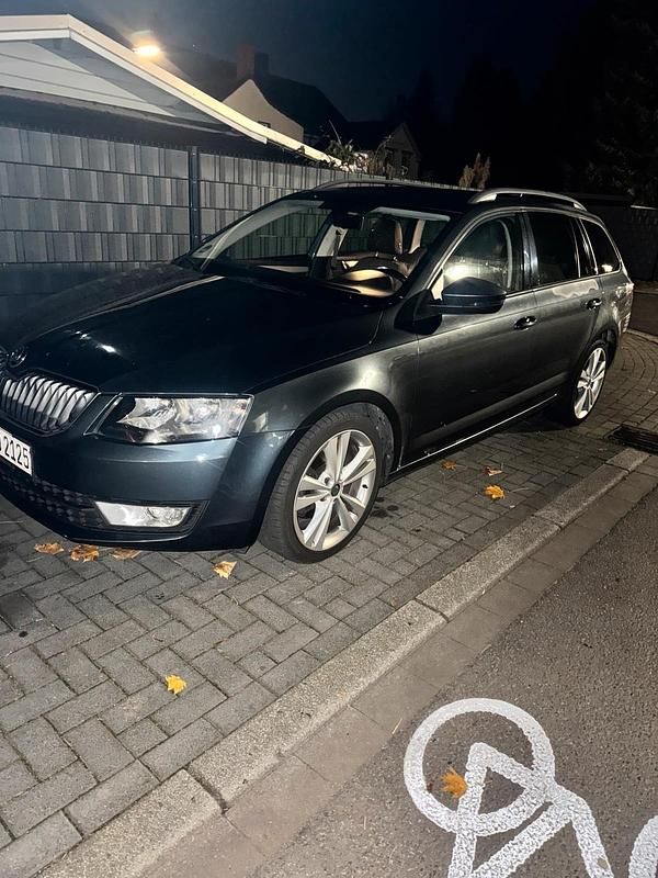 Grau Gebraucht 2016 Skoda Octavia Ambition Kombi | 10.500 € (Fairer Preis) - Bild 1/2