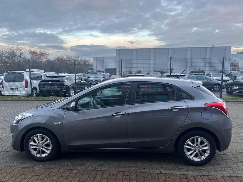 Gebraucht Hyundai i30 Edition 110 PS (80 kW) 2015 Grau Limousine