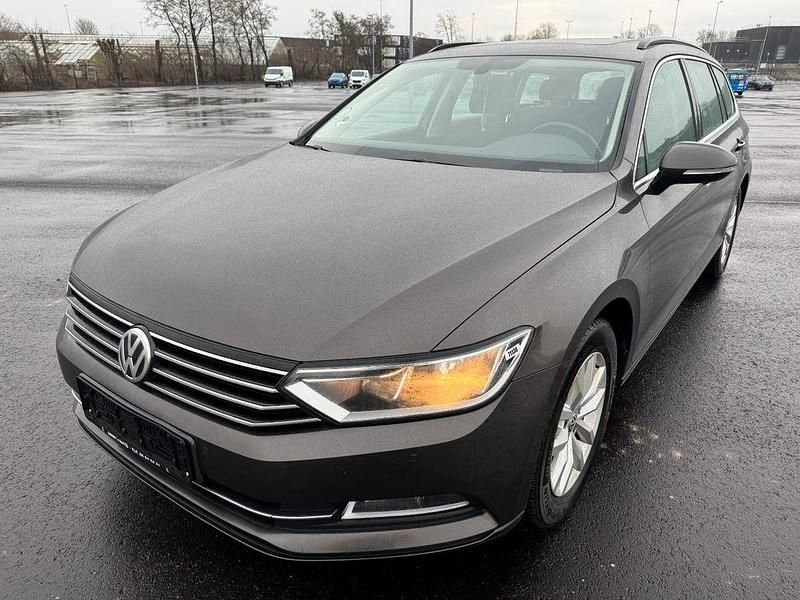 Schwarz Gebraucht 2017 VW Passat Comfortline Limousine | 8.400 € (Superpreis) - Bild 1/3