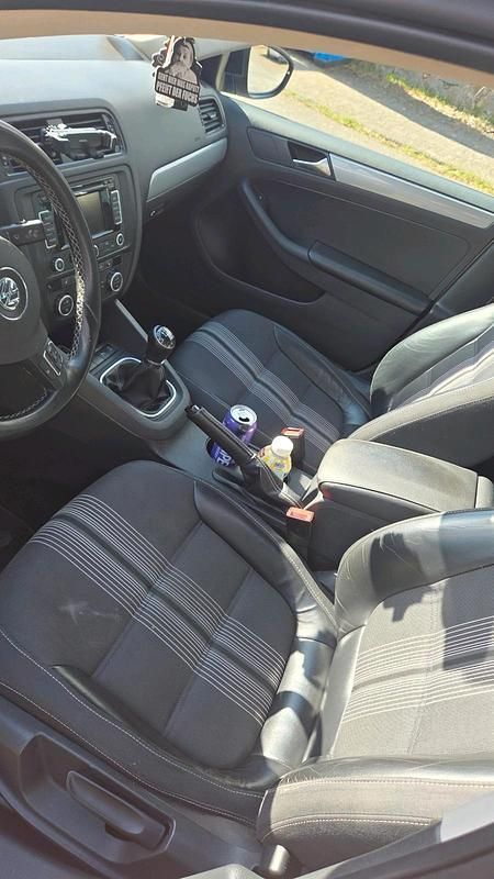 Second-hand VW Jetta 105 CP (77 kW) 2012 Argintiu Berlinǎ