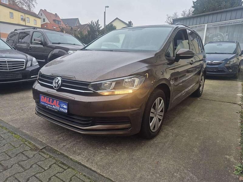 Gebraucht VW Touran Trendline 110 PS (80 kW) 2016 Nutshell brown metallic Van / Kleinbus