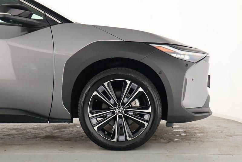 Gebraucht Toyota bZ4X 150 kW (204 PS) 2023 Precious metal (1l5)/ black (202) SUV