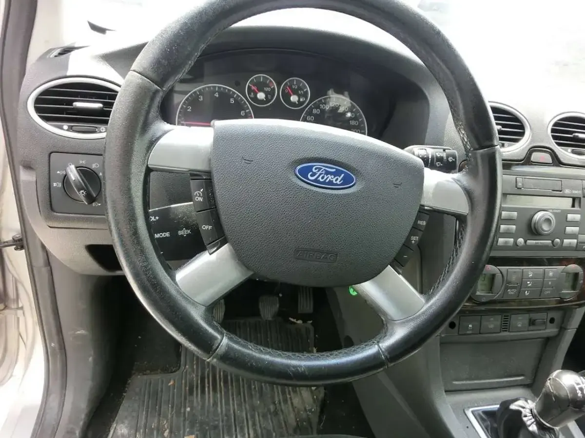 Gebraucht Ford Focus Ghia 116 PS (85 kW) 2006 Polarsilber metallic Kleinwagen