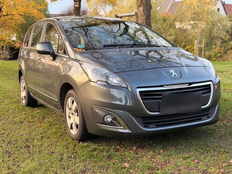 Grau Gebraucht 2014 Peugeot 5008 Van / Kleinbus | 4.750 € (Fairer Preis) - Bild 1/4