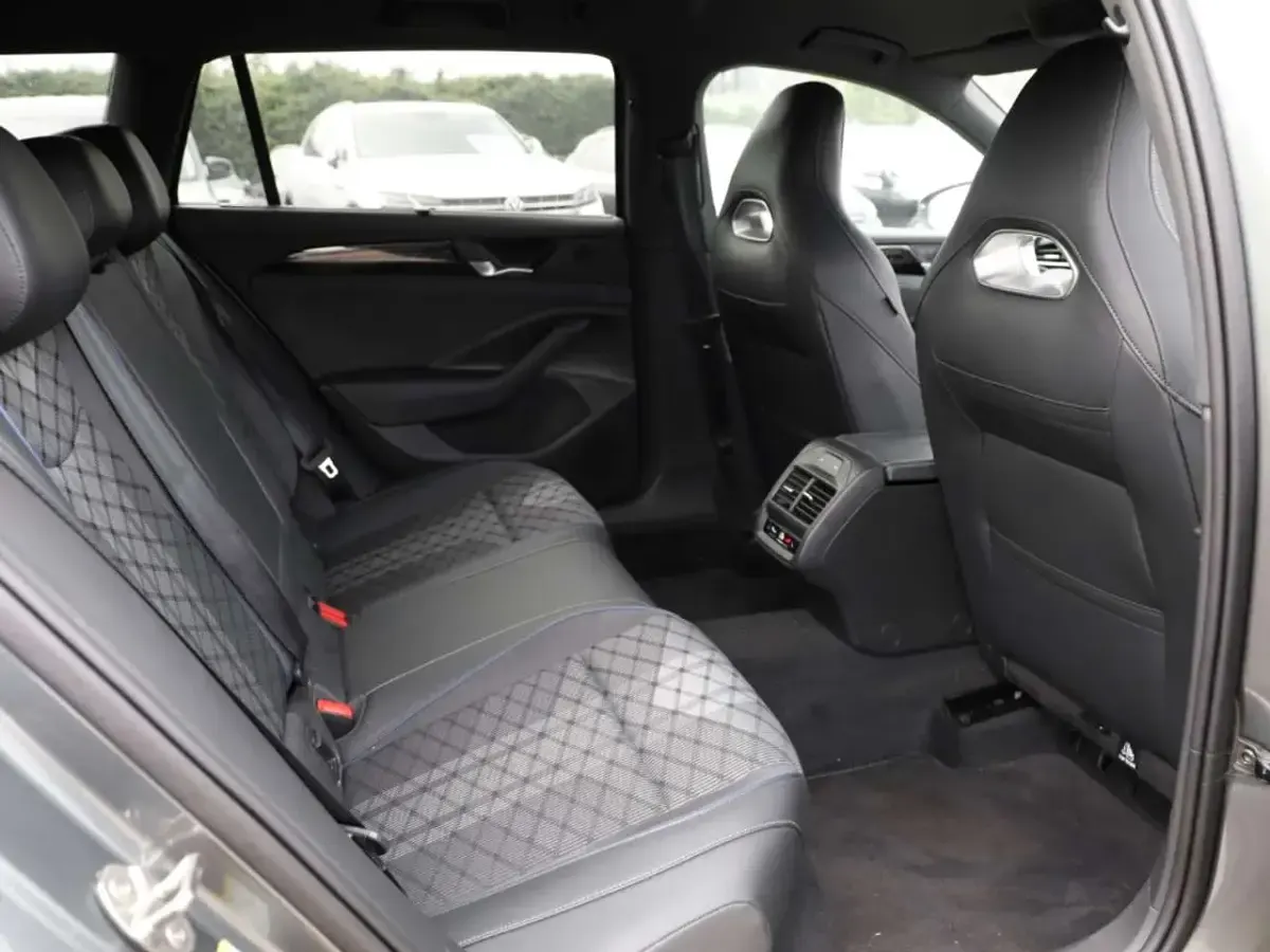 Gebraucht VW Passat R-line 150 PS (110 kW) 2025 Diabasgrau metallic Kombi