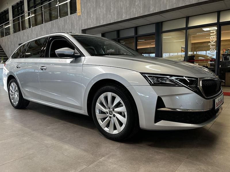 Neu Skoda Octavia Selection 150 PS (110 kW) 2025 Silber Kombi
