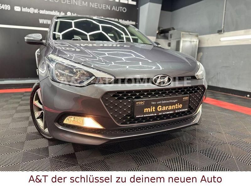 Grau Gebraucht 2015 Hyundai i20 Trend Limousine | 8.890 € (Fairer Preis) - Bild 1/4