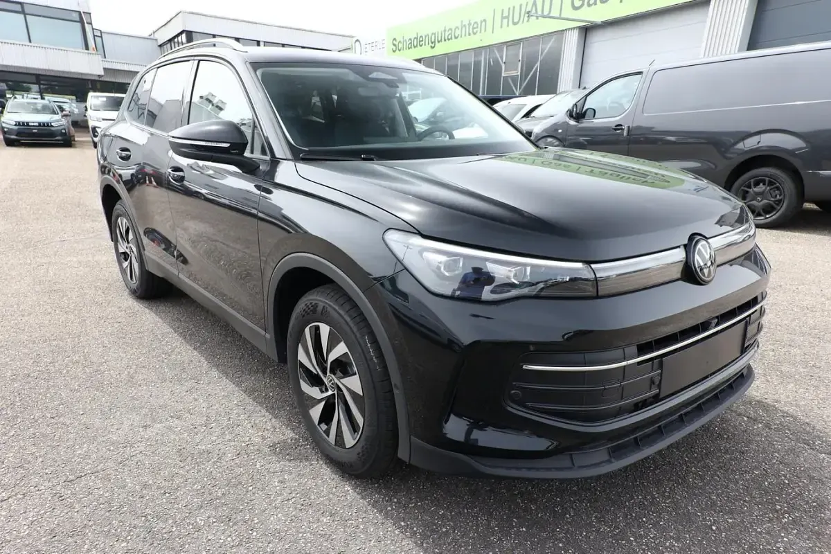 Neu VW Tiguan IQ Drive 150 PS (110 kW) 2026 Grenadillschwarz metallic SUV