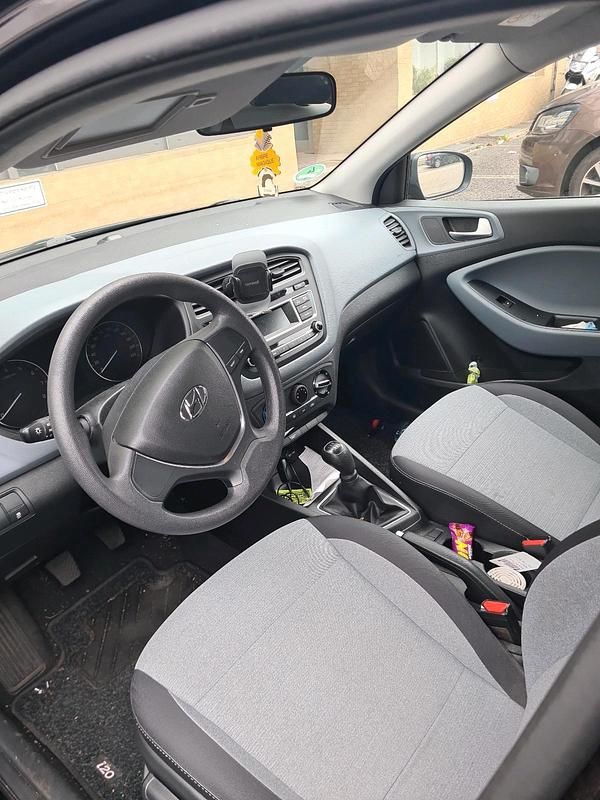 Schwarz Gebraucht 2016 Hyundai i20 Kleinwagen | 5.950 € (Guter Preis) - Bild 1/4