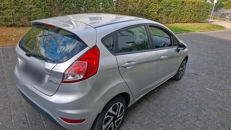 Gebraucht Ford Fiesta 75 PS (55 kW) 2014 Silber Kleinwagen